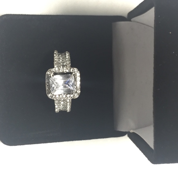 Eloquent & Exquisite 18K White Gold Filled in Stunning White Sapphire Ring 6-10 - Picture 6 of 7